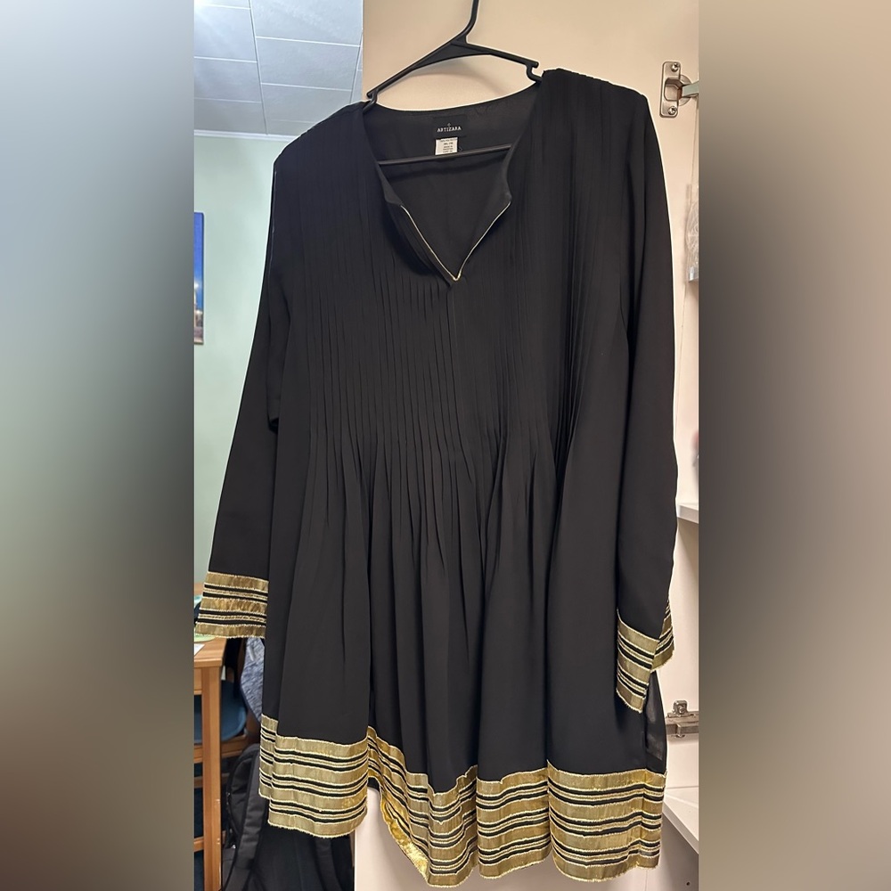 NWOT Artizara Sultana Black and Gold Tunic Size 16